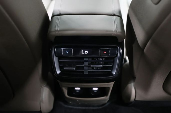 Подержанный Kia K8 I, 3.5 л, 2022 в Шардже от Al Qassem Cars Trading Черный цвет. Корейская | AUTO.AE