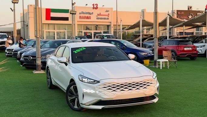 Подержанный Kia K8 I, 3.5 л, 2023 в Шардже от Badar Used Cars Белый цвет.  | AUTO.AE