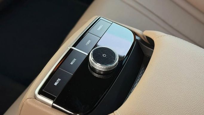 Подержанный Kia K8 I, 3.5 л, 2023 в Шардже от Badar Used Cars Белый цвет.  | AUTO.AE