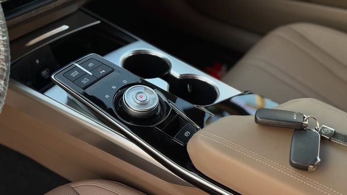 Подержанный Kia K8 I, 3.5 л, 2023 в Шардже от Badar Used Cars Белый цвет.  | AUTO.AE