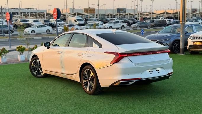 Подержанный Kia K8 I, 3.5 л, 2023 в Шардже от Badar Used Cars Белый цвет.  | AUTO.AE