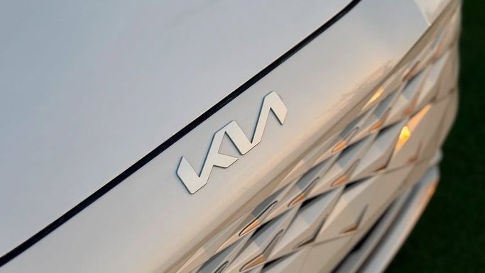 Подержанный Kia K8 I, 3.5 л, 2023 в Шардже от Badar Used Cars Белый цвет.  | AUTO.AE