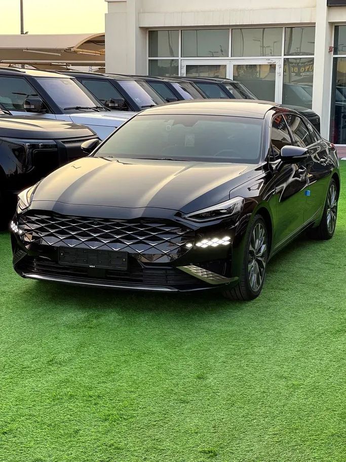 Подержанный Kia K8 I, 2.5 л, 2022 в Шардже от AL KARADAH USED CARS TRADING Черный цвет. Корейская | AUTO.AE