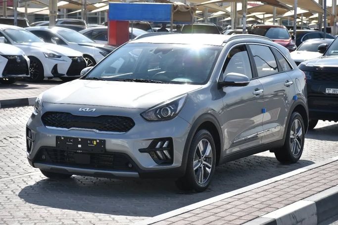 Подержанный Kia Niro I Рестайлинг, 1.6 л, 2022 в Шардже от Alfaris Used Cars Серебристый цвет. Other | AUTO.AE
