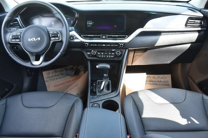 Подержанный Kia Niro I Рестайлинг, 1.6 л, 2022 в Шардже от Alfaris Used Cars Серебристый цвет. Other | AUTO.AE