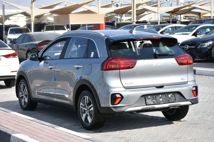 Подержанный Kia Niro I Рестайлинг, 1.6 л, 2022 в Шардже от Alfaris Used Cars Серебристый цвет. Other | AUTO.AE