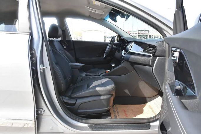 Подержанный Kia Niro I Рестайлинг, 1.6 л, 2022 в Шардже от Alfaris Used Cars Серебристый цвет. Other | AUTO.AE