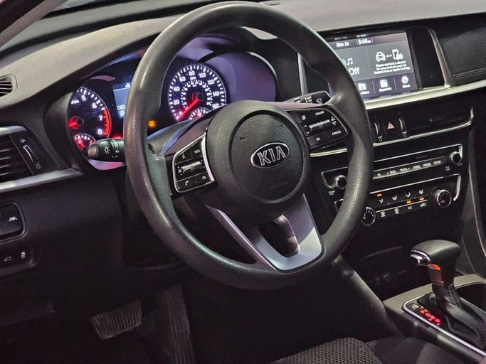 Подержанный Kia Optima IV Рестайлинг, 2.0 л, 2020 в Шардже от Al Helal Al Abyadh Used Cars Белый цвет. Американская | AUTO.AE