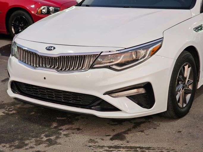 Подержанный Kia Optima IV Рестайлинг, 2.0 л, 2020 в Шардже от Al Helal Al Abyadh Used Cars Белый цвет. Американская | AUTO.AE