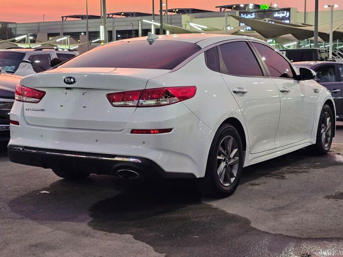 Подержанный Kia Optima IV Рестайлинг, 2.0 л, 2020 в Шардже от Al Helal Al Abyadh Used Cars Белый цвет. Американская | AUTO.AE