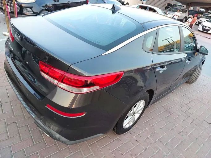 Подержанный Kia Optima IV Рестайлинг, 2.0 л, 2018 в Шардже от Al Aqsa Used Cars Серый цвет. Американская | AUTO.AE