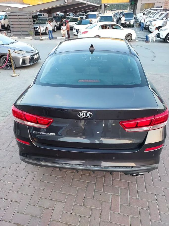 Подержанный Kia Optima IV Рестайлинг, 2.0 л, 2018 в Шардже от Al Aqsa Used Cars Серый цвет. Американская | AUTO.AE