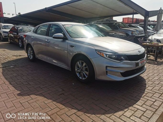 Подержанный Kia Optima IV, 1.6 л, 2018 в Шардже от Al Fareed Used Cars Серебристый цвет. Американская | AUTO.AE