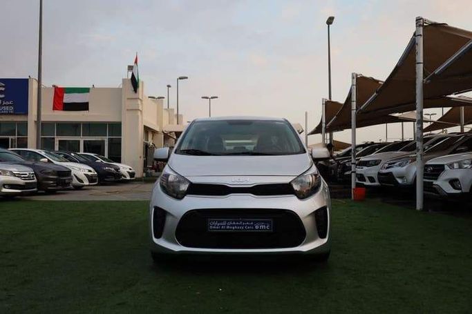 Подержанный Kia Picanto III Рестайлинг, 1.2 л, 2023 в Шардже от OMC Used Cars Серебристый цвет. GCC | AUTO.AE