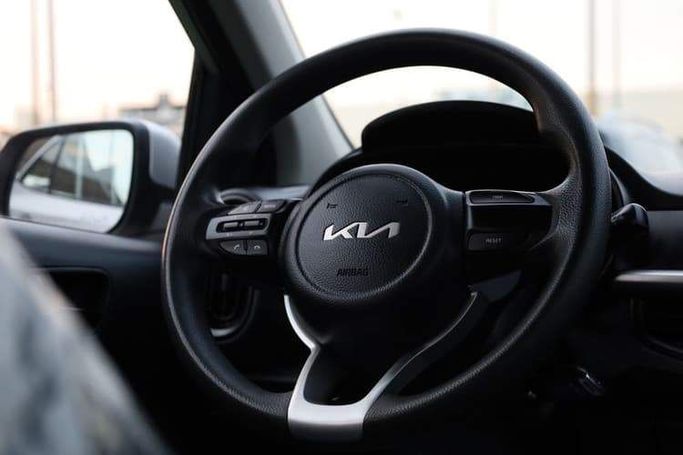 Подержанный Kia Picanto III Рестайлинг, 1.2 л, 2023 в Шардже от OMC Used Cars Серебристый цвет. GCC | AUTO.AE