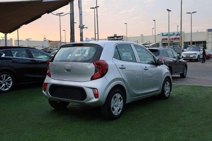 Подержанный Kia Picanto III Рестайлинг, 1.2 л, 2023 в Шардже от OMC Used Cars Серебристый цвет. GCC | AUTO.AE