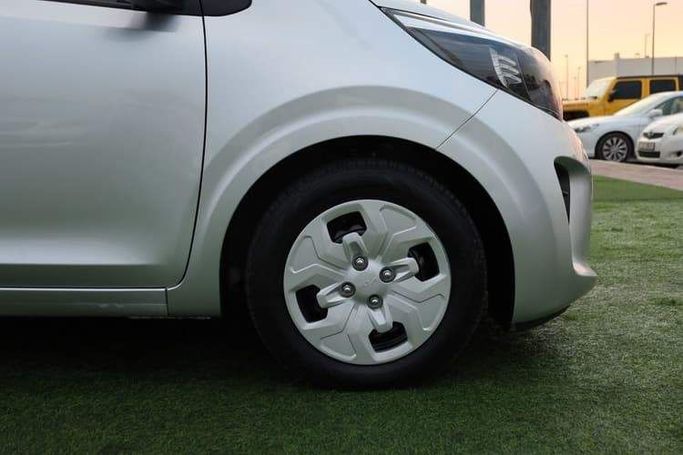 Подержанный Kia Picanto III Рестайлинг, 1.2 л, 2023 в Шардже от OMC Used Cars Серебристый цвет. GCC | AUTO.AE