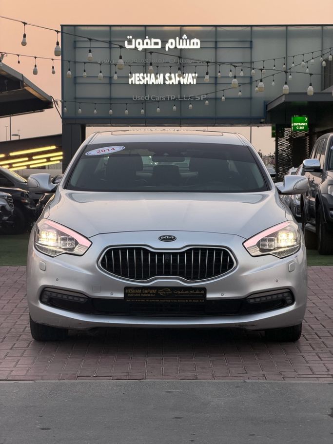 مستعملة Kia Quoris I، 3.3 لتر، 2014 في الإمارات، الشارقة من Hesham Safwat  Used Cars، اللون فضي. مواصفات الخليج | AUTO.AE | إعلان #293450