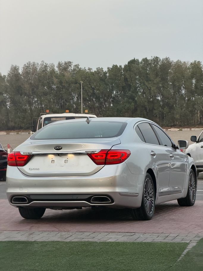 مستعملة Kia Quoris I، 3.3 لتر، 2014 في الإمارات، الشارقة من Hesham Safwat  Used Cars، اللون فضي. مواصفات الخليج | AUTO.AE | إعلان #293450 — صورة 4 من 16