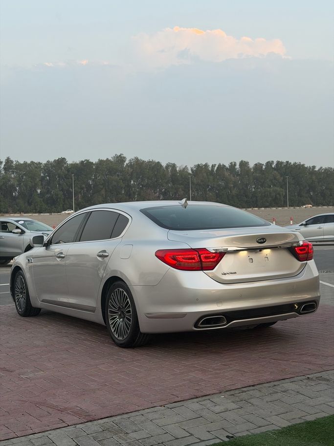 مستعملة Kia Quoris I، 3.3 لتر، 2014 في الإمارات، الشارقة من Hesham Safwat  Used Cars، اللون فضي. مواصفات الخليج | AUTO.AE | إعلان #293450 — صورة 5 من 16