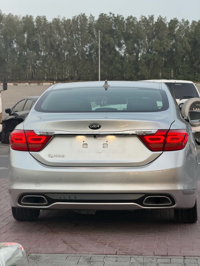 مستعملة Kia Quoris I، 3.3 لتر، 2014 في الإمارات، الشارقة من Hesham Safwat  Used Cars، اللون فضي. مواصفات الخليج | AUTO.AE | إعلان #293450 — صورة 6 من 16