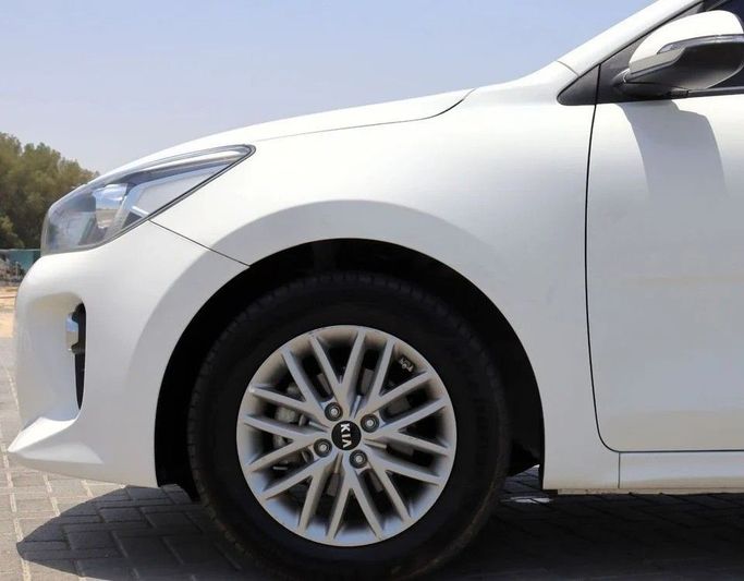 Подержанный Kia Rio IV (Global market), 1.4 л, 2020 в Шардже от Al Sayed Khamis Used Cars Белый цвет. GCC | AUTO.AE