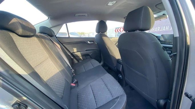 Подержанный Kia Rio IV Рестайлинг (Global market), 1.6 л, 2022 в Шардже от Halla Cars Серый цвет. Американская | AUTO.AE