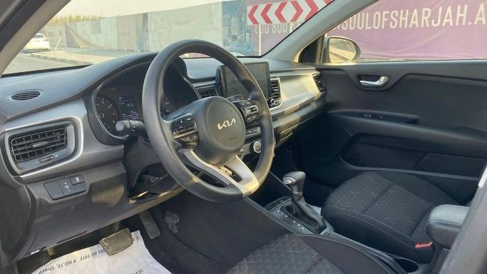 Подержанный Kia Rio IV Рестайлинг (Global market), 1.6 л, 2022 в Шардже от Halla Cars Серый цвет. Американская | AUTO.AE