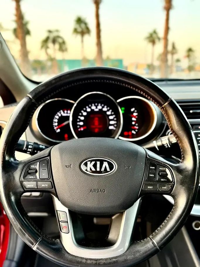 Подержанный Kia Rio III Рестайлинг, 1.4 л, 2016 в Шардже от Ryno Cars Красный цвет. GCC | AUTO.AE