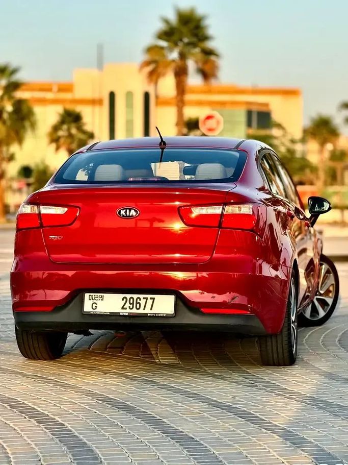 Подержанный Kia Rio III Рестайлинг, 1.4 л, 2016 в Шардже от Ryno Cars Красный цвет. GCC | AUTO.AE