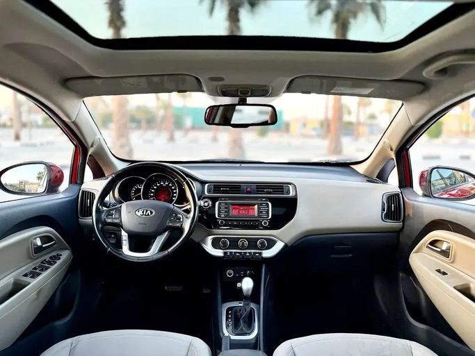 Подержанный Kia Rio III Рестайлинг, 1.4 л, 2016 в Шардже от Ryno Cars Красный цвет. GCC | AUTO.AE