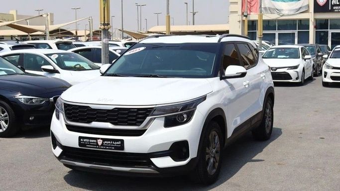 Подержанный Kia Seltos I, 1.6 л, 2023 в Шардже от Al Sayed Khamis Used Cars Белый цвет. GCC | AUTO.AE