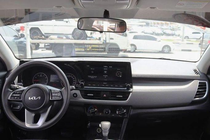Подержанный Kia Seltos I, 1.6 л, 2023 в Шардже от Al Sayed Khamis Used Cars Белый цвет. GCC | AUTO.AE