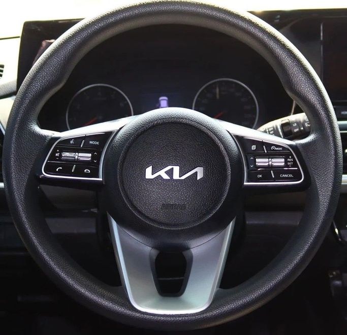 Подержанный Kia Seltos I, 1.6 л, 2023 в Шардже от Al Sayed Khamis Used Cars Белый цвет. GCC | AUTO.AE