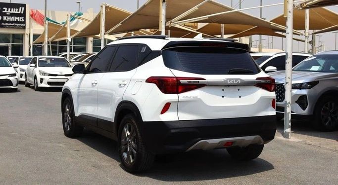 Подержанный Kia Seltos I, 1.6 л, 2023 в Шардже от Al Sayed Khamis Used Cars Белый цвет. GCC | AUTO.AE