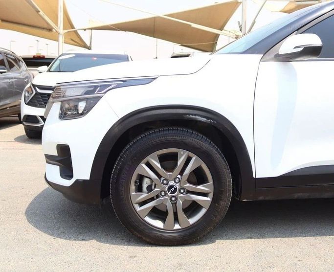 Подержанный Kia Seltos I, 1.6 л, 2023 в Шардже от Al Sayed Khamis Used Cars Белый цвет. GCC | AUTO.AE