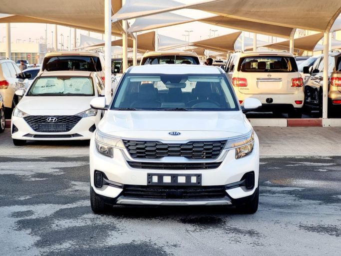 Подержанный Kia Seltos I, 1.6 л, 2020 в Шардже от Al Rukn Al Masie Used Cars Белый цвет. Корейская | AUTO.AE