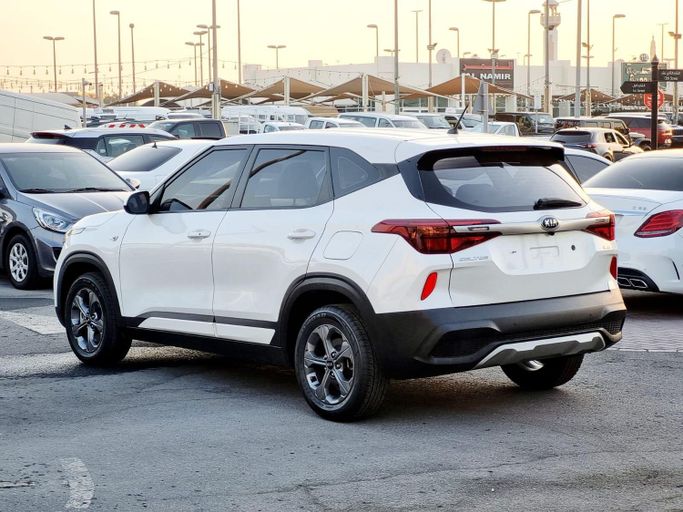 Подержанный Kia Seltos I, 1.6 л, 2020 в Шардже от Al Rukn Al Masie Used Cars Белый цвет. Корейская | AUTO.AE