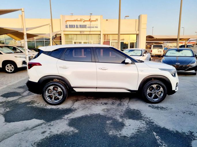 Подержанный Kia Seltos I, 1.6 л, 2020 в Шардже от Al Rukn Al Masie Used Cars Белый цвет. Корейская | AUTO.AE