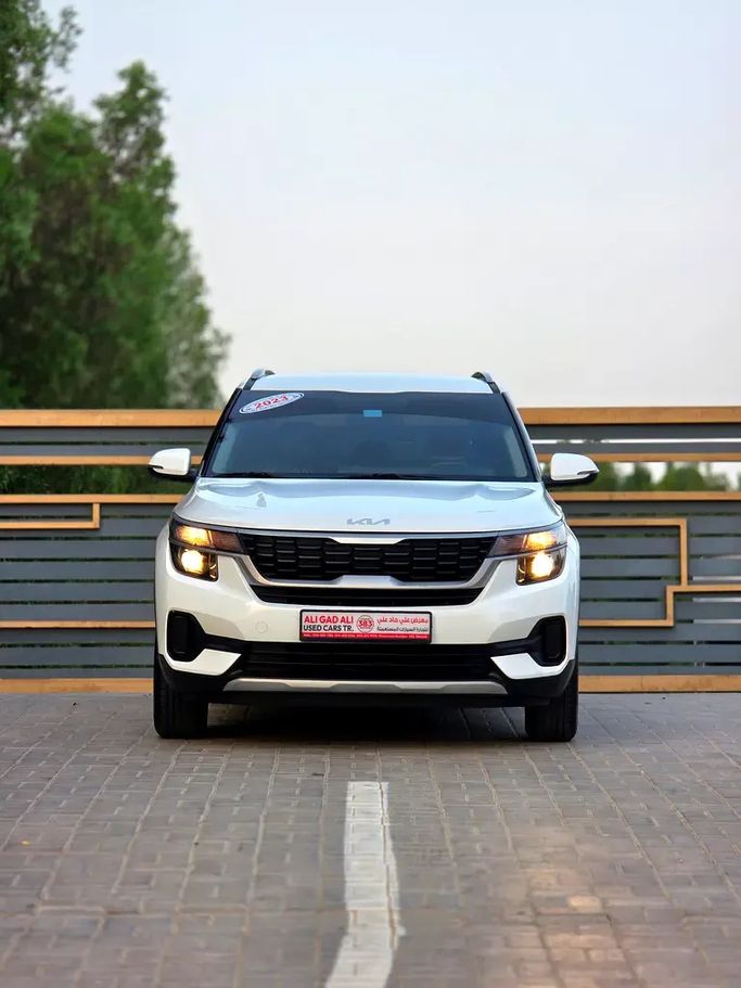 مستعملة ⁦Kia Seltos I، 1.6 l، 2023⁩ في في الإمارات, الشارقة من Ali Gad Ali Used Cars، اللون أبيض. مواصفات الخليج | AUTO.AE | إعلان #291078