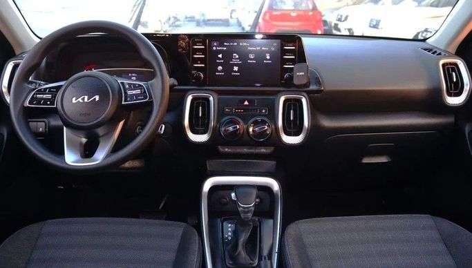 Подержанный Kia Sonet I, 1.5 л, 2023 в Шардже от Al Sayed Khamis Used Cars Красный цвет. GCC | AUTO.AE