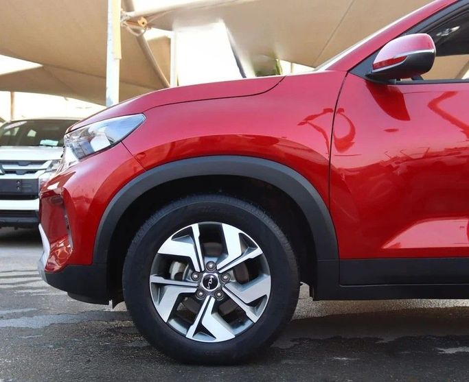 Подержанный Kia Sonet I, 1.5 л, 2023 в Шардже от Al Sayed Khamis Used Cars Красный цвет. GCC | AUTO.AE