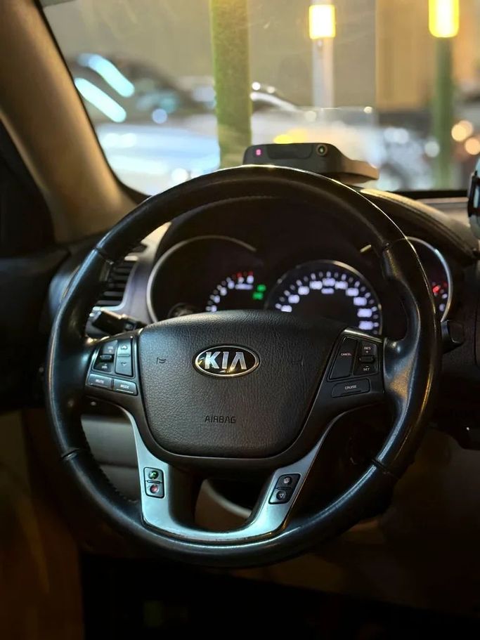 Подержанный Kia Sorento III Prime, 3.3 л, 2014 в Шардже от Al Muhtaref Used Cars Белый цвет. GCC | AUTO.AE