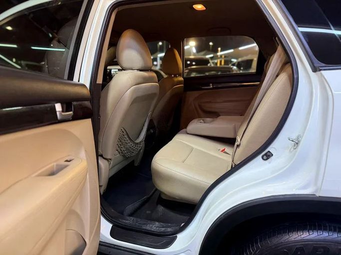 Подержанный Kia Sorento III Prime, 3.3 л, 2014 в Шардже от Al Muhtaref Used Cars Белый цвет. GCC | AUTO.AE