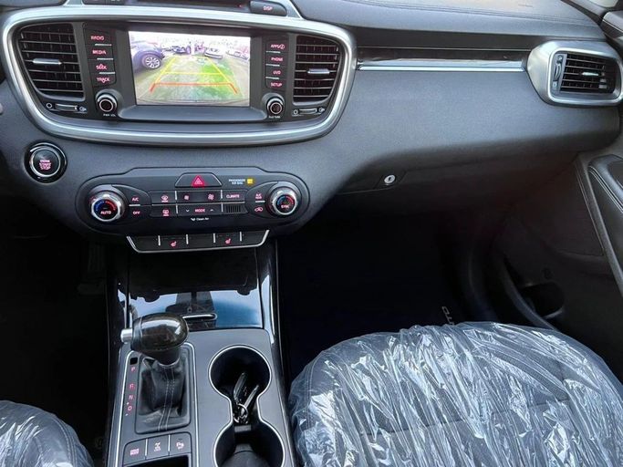 Подержанный Kia Sorento III Prime, 3.3 л, 2017 в Шардже от Tabarak Used Cars Коричневый цвет. Американская | AUTO.AE