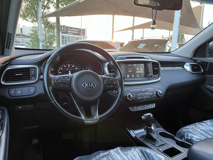 Подержанный Kia Sorento III Prime, 3.3 л, 2017 в Шардже от Tabarak Used Cars Коричневый цвет. Американская | AUTO.AE