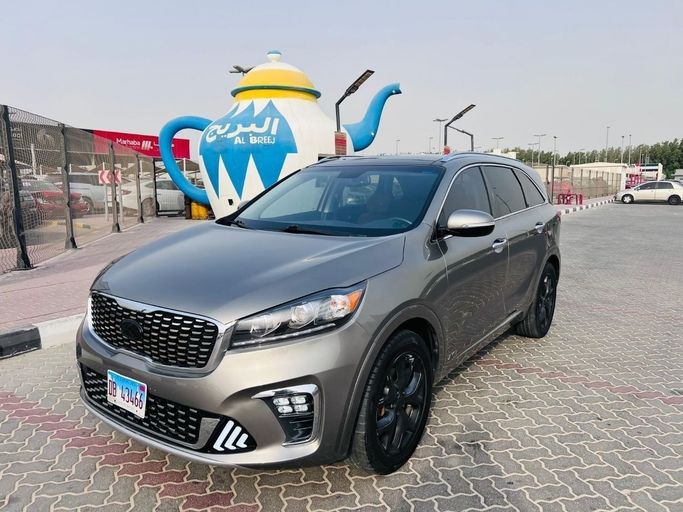 Used Kia Sorento III Prime Facelift, 3.3 l, 2017 in Sharjah by Tabarak Used Cars, Golden color. American Specs | AUTO.AE
