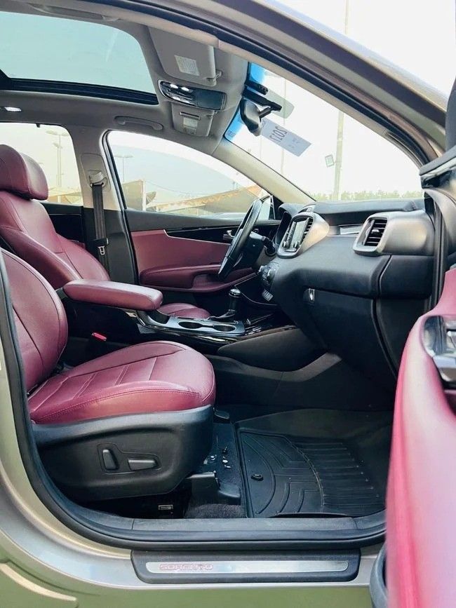 Used Kia Sorento III Prime Facelift, 3.3 l, 2017 in Sharjah by Tabarak Used Cars, Golden color. American Specs | AUTO.AE