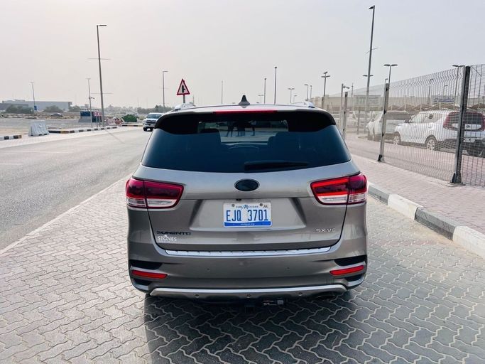 Used Kia Sorento III Prime Facelift, 3.3 l, 2017 in Sharjah by Tabarak Used Cars, Golden color. American Specs | AUTO.AE