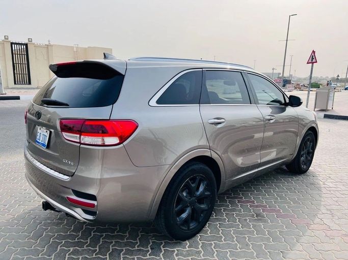 Used Kia Sorento III Prime Facelift, 3.3 l, 2017 in Sharjah by Tabarak Used Cars, Golden color. American Specs | AUTO.AE